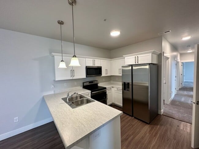 Building Photo - Bright 3 bed Condo with Pool, HOA, and Great Amenities!!