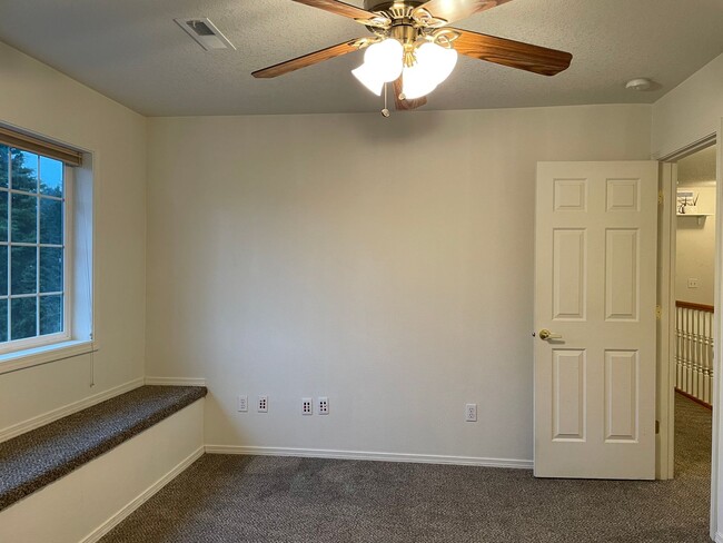 Building Photo - FANTASTIC 4 Bed 2.5 Bath Home in Salmon Cr...