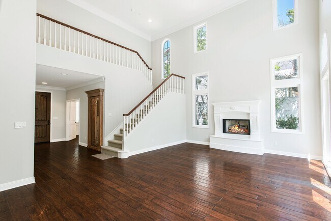 Building Photo - Beautiful 5 bedroom/ 3 Bath Miraleste home...
