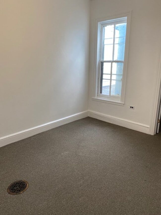 Building Photo - 3 BEDROOM HOUSE FOR RENT