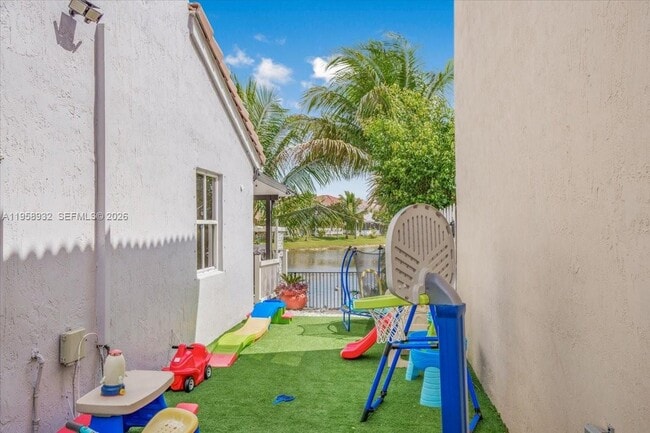 Building Photo - 1820 Vista Way