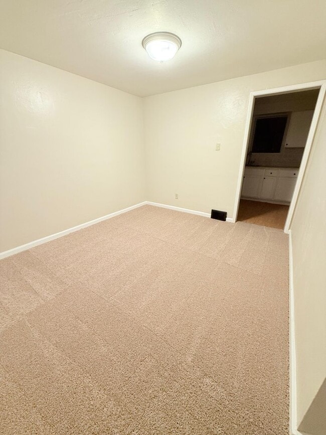 Building Photo - Spacious 3BD/1BA Single Family Home