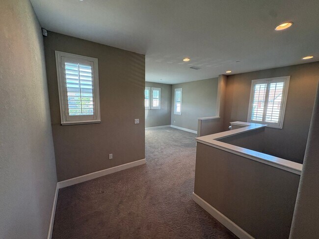 Building Photo - Spacious 4 Bed 3 Bath Tracy Home