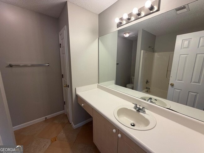 Building Photo - 15 Lakeside Cir