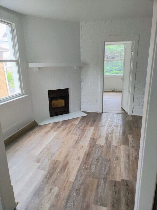 Building Photo - 228 Reifert St