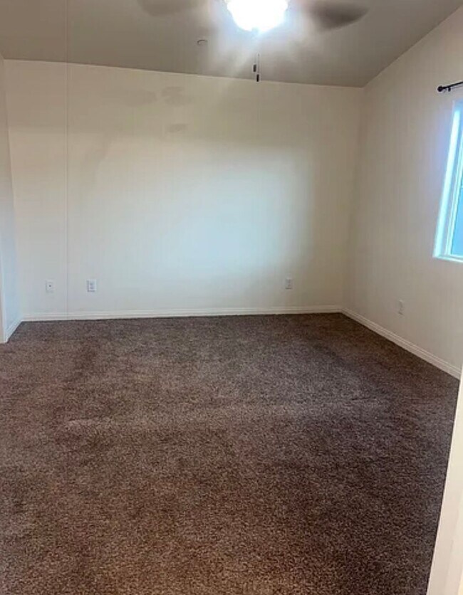 Building Photo - New 3 bedrooms 2 bath home move in ready