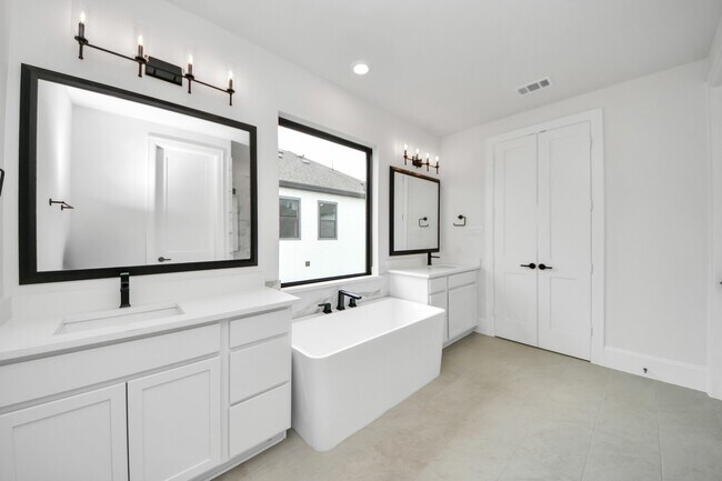 Building Photo - 12010 Royal Oaks Banner Wy