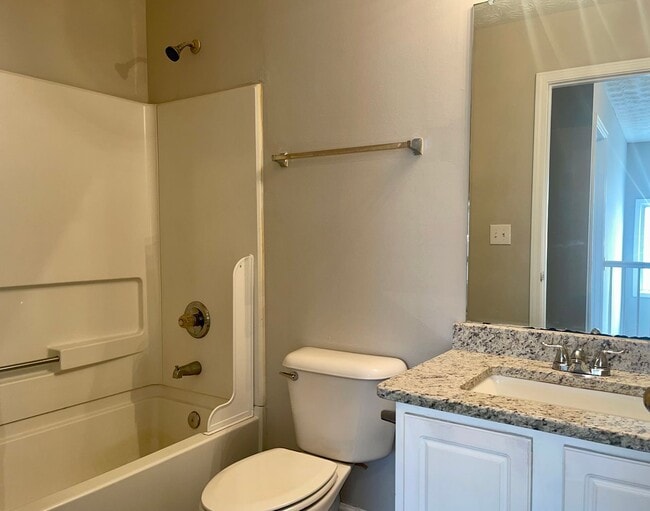 Building Photo - 4 Bed/2.5 Bath Home In Swim/Tennis Community in McDonough