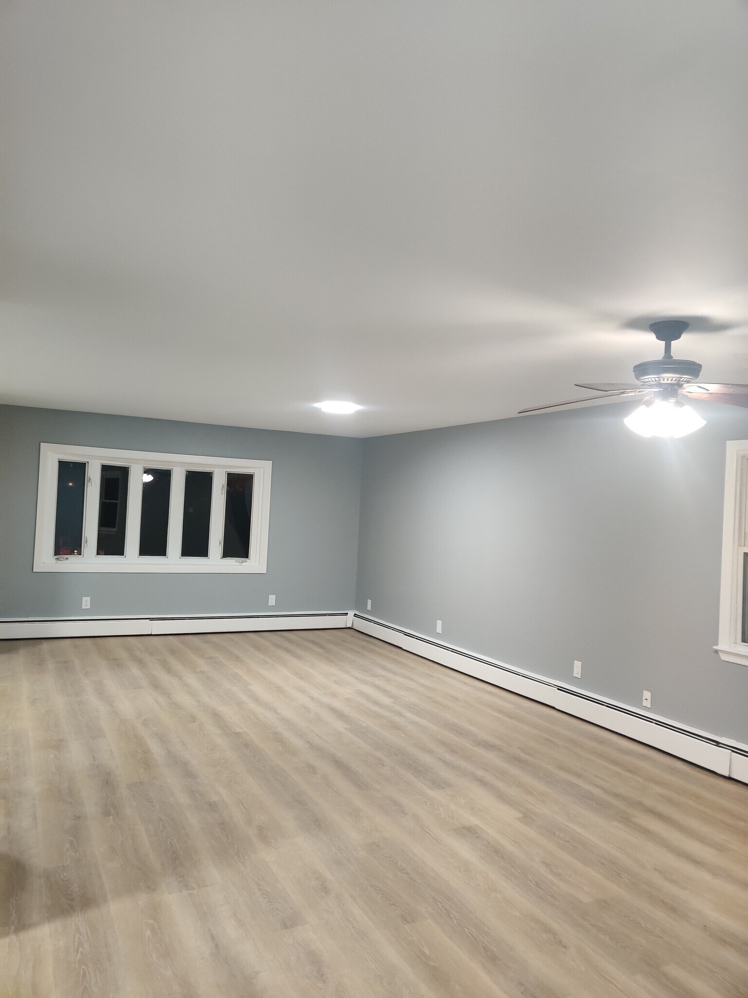 Large Livingroom - 186 Highland Ave