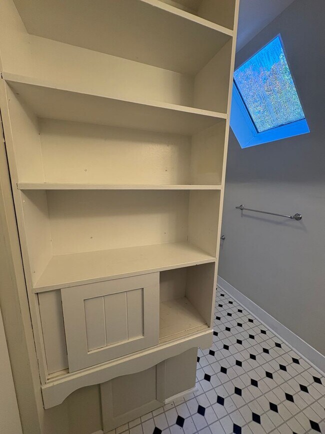 Building Photo - STUNNING Two Bedroom Single Family Home!