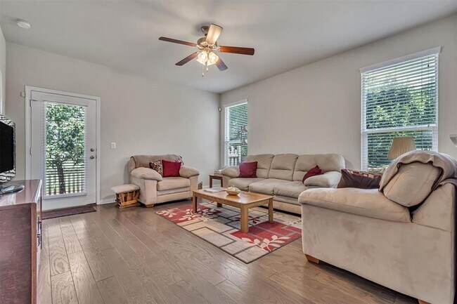 Building Photo - 711 Rolling Oak Dr