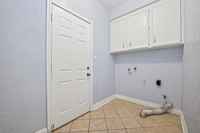 Building Photo - 8103 Oak Moss Dr