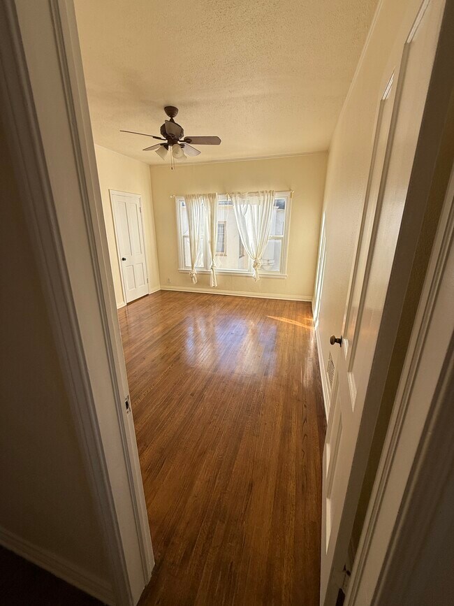 Building Photo - 5906 San Vicente Blvd