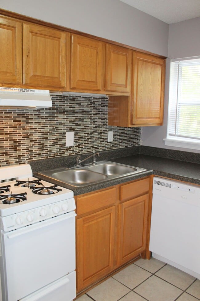 Building Photo - Center Court Apartments