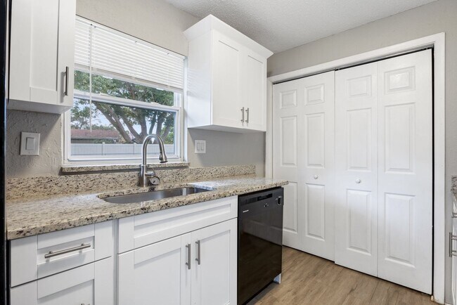 Building Photo - Beautifully renovated 4bdrm/2bath home wit...