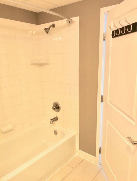 Building Photo - 1080 Park Blvd