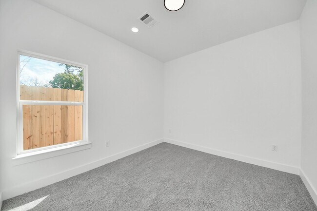 Building Photo - 8106 Locksley Rd