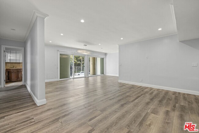Building Photo - 423 Rexford Dr