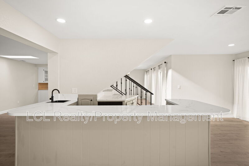 Building Photo - 29880 Longhorn Dr