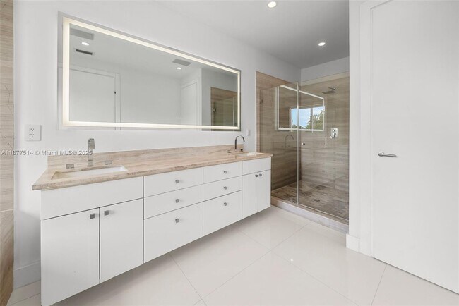 Building Photo - 6050 La Gorce Dr