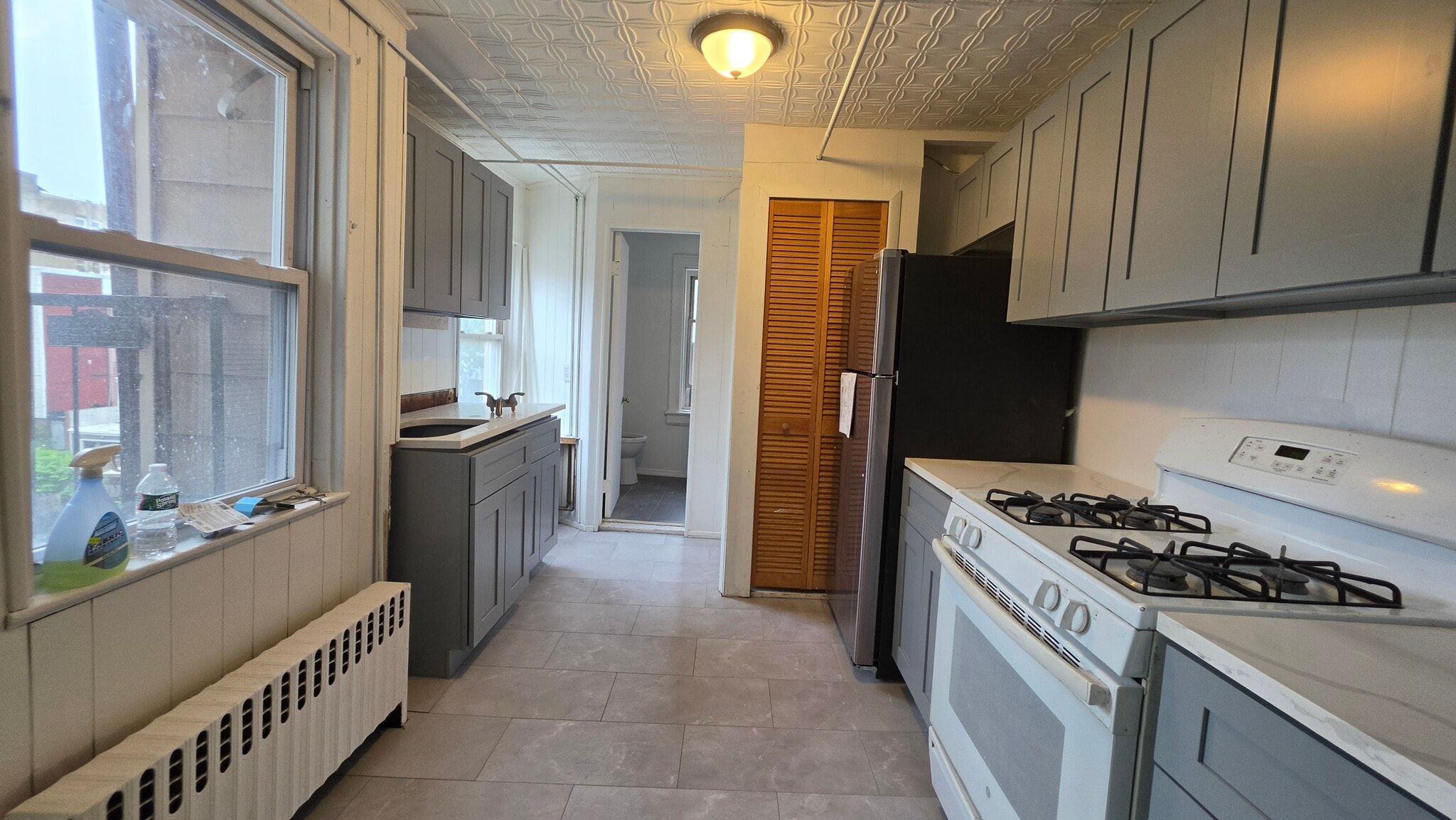 Building Photo - 204 3rd St