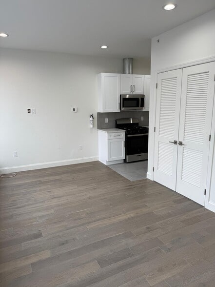 Building Photo - 186 Market St