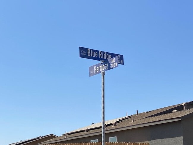 Building Photo - Tulare smart home, DR HORTON built home Available Now! Energy efficient