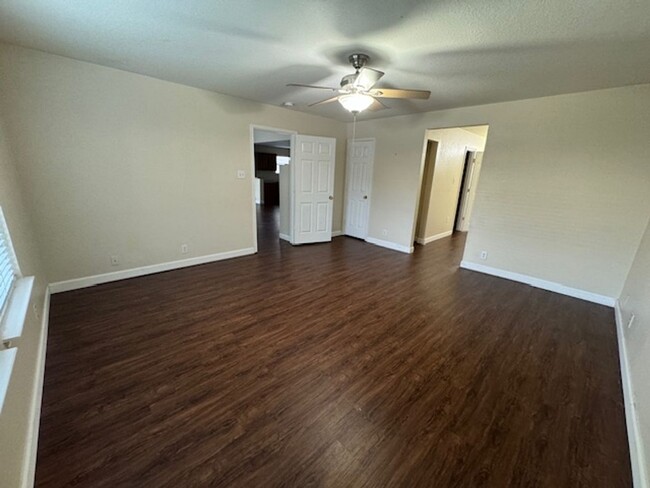 Building Photo - SUPER SPACIOUS WITH OVER 2800 SQ FT NEAR S...