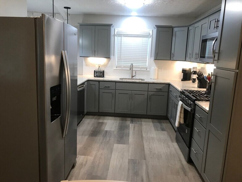 Building Photo - 305 Red Bird Way