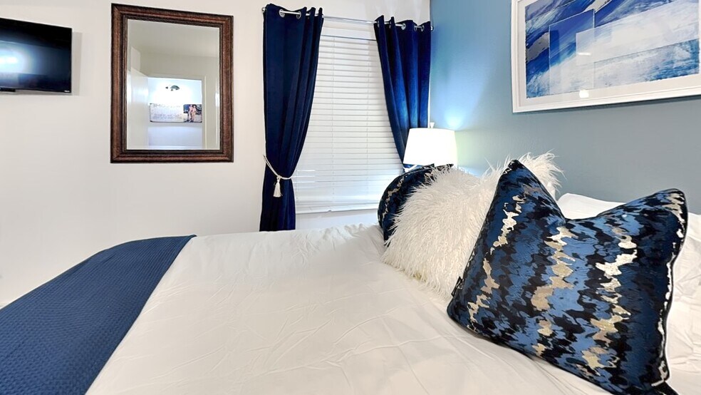 downstairs bedroom - 1530 Empire Ave