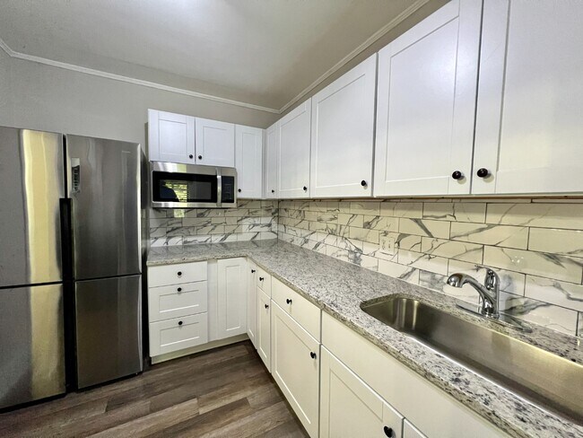 Building Photo - Freshly Painted Elizabeth Condo