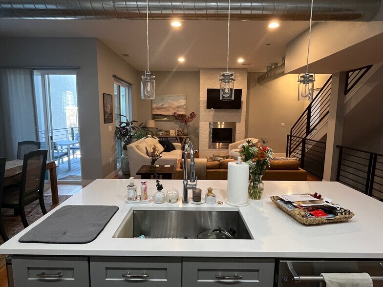 Building Photo - 3326 S Washington St