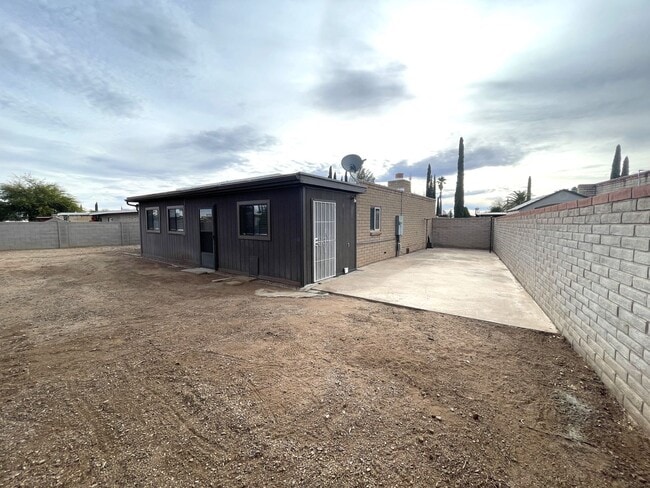 Building Photo - 4705 Pso Del Rico