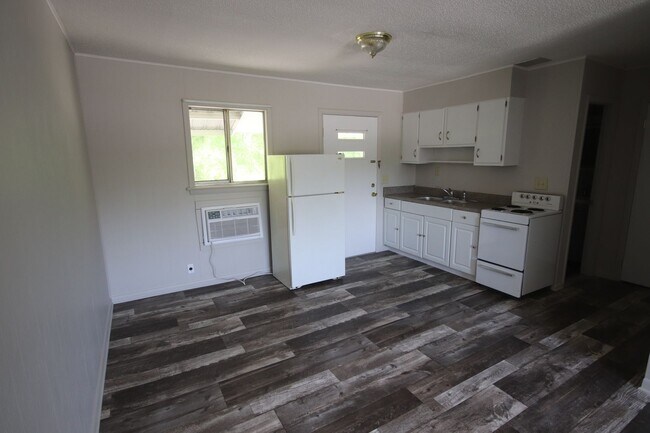 Primary Photo - 1 Bedroom 1 Bathroom Apartment near Hamilt...