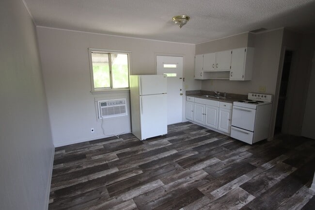 Building Photo - Half Off First Month - 1 Bedroom 1 Bathroo...