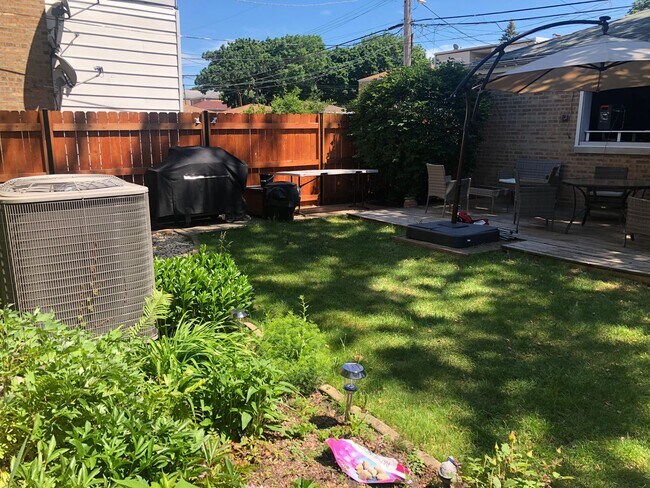 Building Photo - 2717 W Rascher Ave