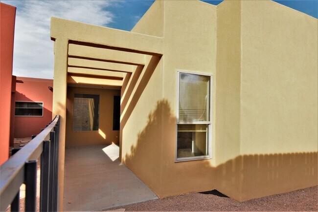 Building Photo - Beautiful 3 Bed/2Bath Townhouse Home off of Roadrunner Pkwy