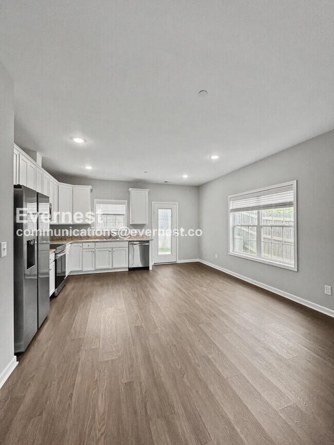 Building Photo - Limited Time Special Offer / 4 Bed, 2 Bath Home with Fenced Yard & Garage / Pet-Friendly / Vouche...