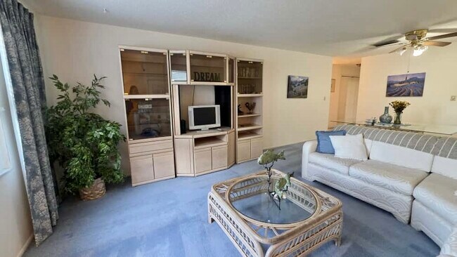 Building Photo - 701 Poinsettia Rd