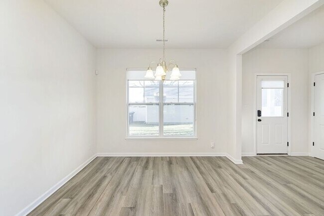 Building Photo - Beautiful 3 Bed 2.5 Bath in Central Greens...