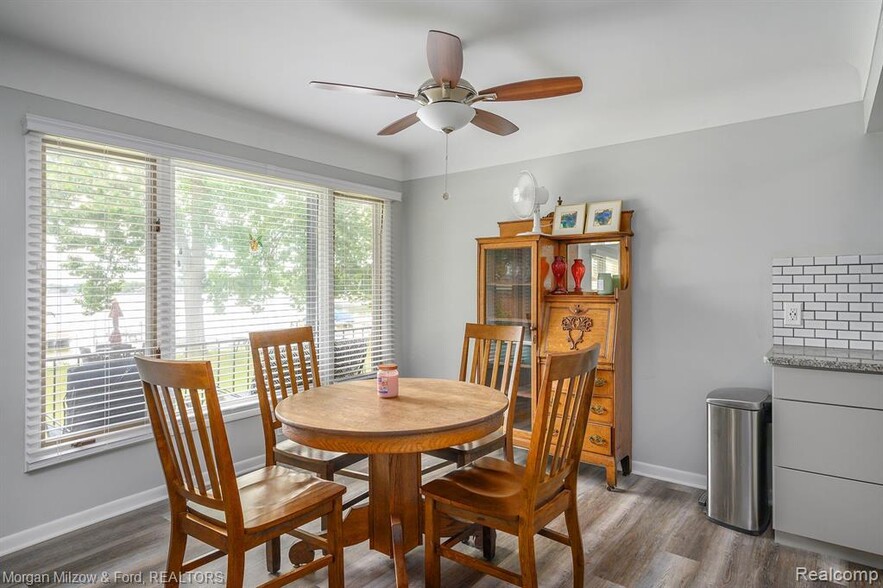 Kitchen Eating Space with Elizabeth Lake Views - 5375 Cooley Lake Rd