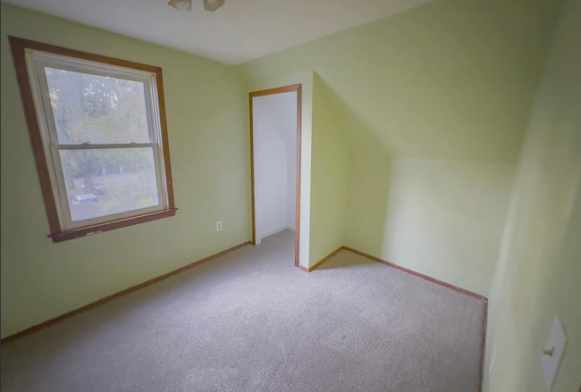 Building Photo - 1345 Arkwright St N