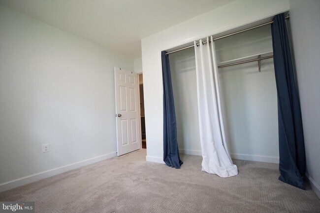 Building Photo - 322 Sugarland Run Dr