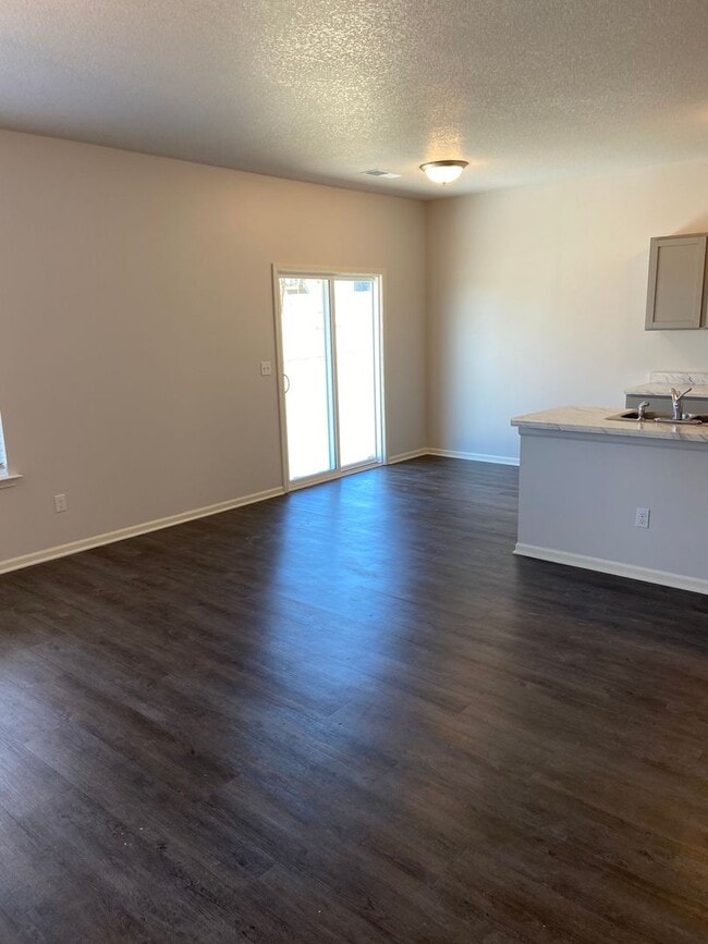 Building Photo - Now Preleasing! Comfortable Three Bedroom | Two and a Half Bath Home in Oak Woods