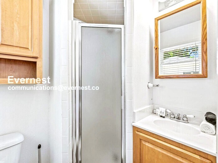 Building Photo - 8633 Westglen Dr