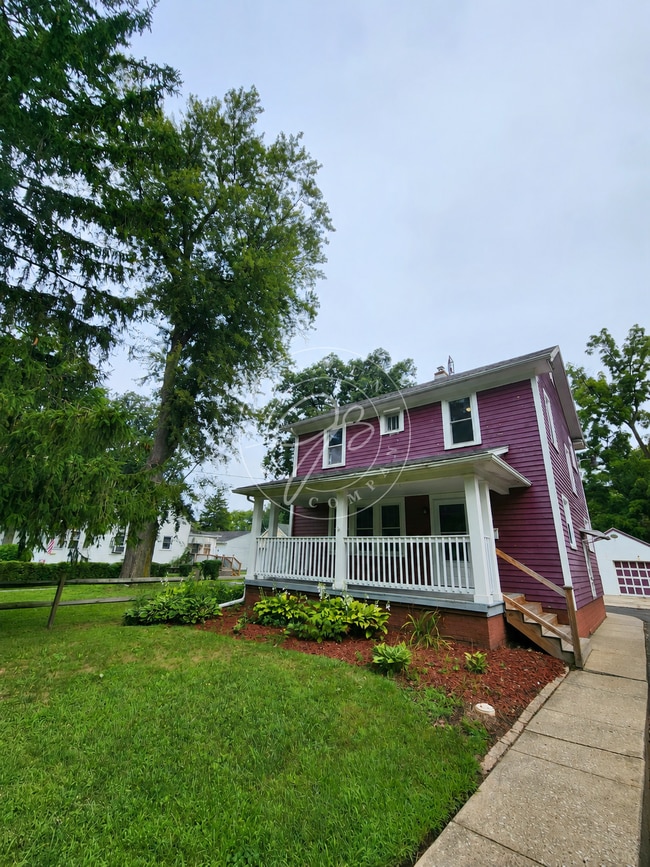 Building Photo - Charming 3-Bedroom Home with Spacious Rooms, Garage & Appliances Included!