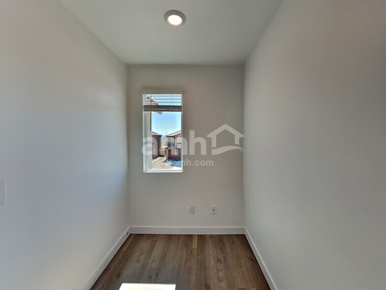 Building Photo - 6192 W Calle Lingo