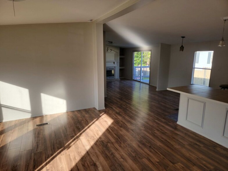Building Photo - 8424 Bloomwood Dr