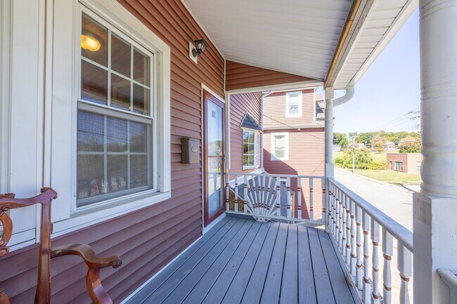 Building Photo - Available Now! Spacious 3-Bedroom Duplex in Griswold