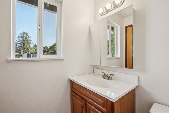 Building Photo - Open Concept: 3 Bed, 1.5 Bath Hidden Gem!